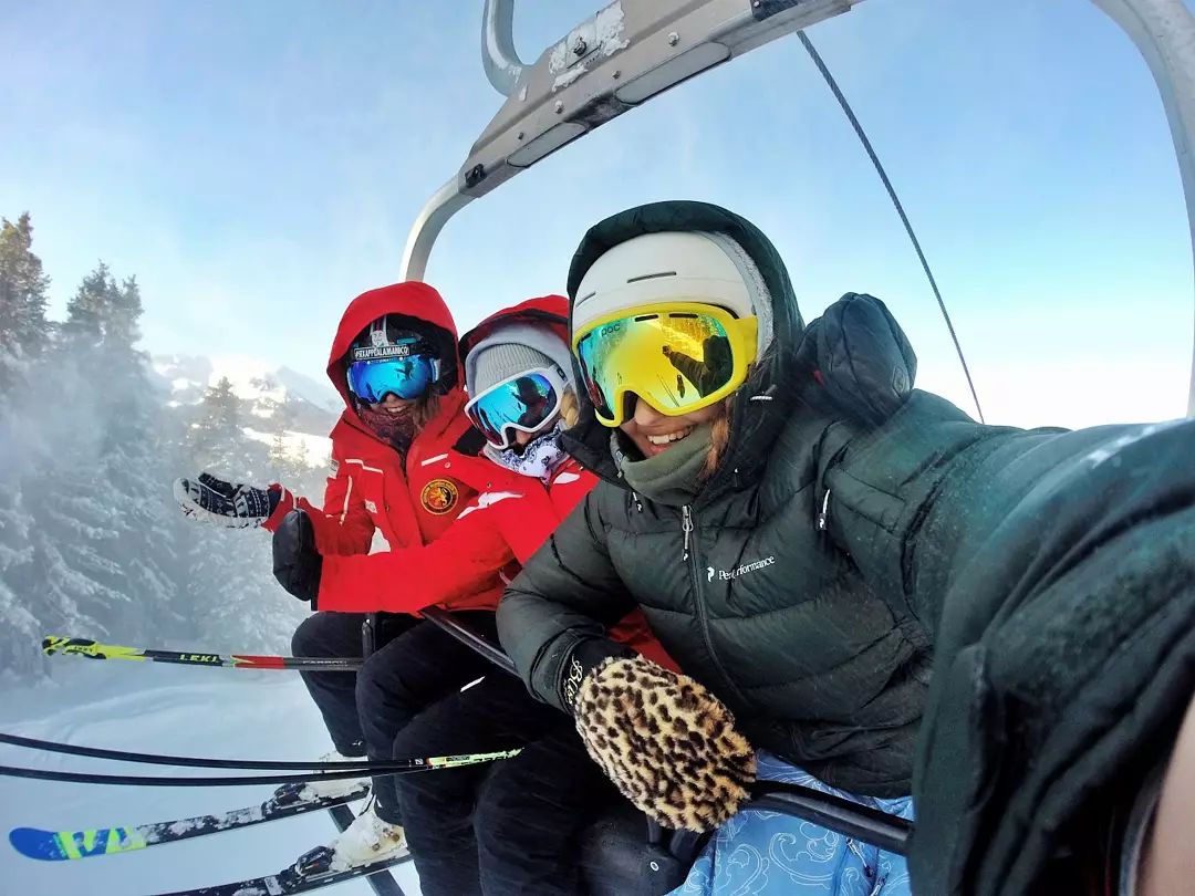 Czy są tu miłośnicy białego szaleństwa?! 
#narty #snowboard #sanki 
Stacja narciarska w #maleciche ma świetne warunki nawet, gdy naturalnego śniegu brak. 
Polecamy zarówno początkującym narciarzom, jak i zaawansowanym snowboardzistom. 
A po wojażach można odpocząć w karczmie na stoku.  Wypróbuj podczas:
~ #sylwesterwgorach .eu  #sylwesterwgórach🗻
#sylwester #sylwester2021 #sylwester2022 #nowyrok2022 #pobytsylwestrowy #sylwesternastoku #sylwesterwzakopanem #podhale #tatry #poronin #murzasichle #zakopane #zakopane2021 #wycieczka #biuropodróży #newyear #narciarstwo #snowboarding #wyciąg #stacjanarciarska #skiing #zima #śnieg
